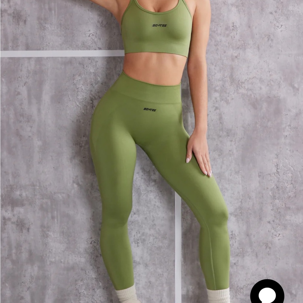 SET. Bo&Tee high waisted seamless legging and sports bra in green
